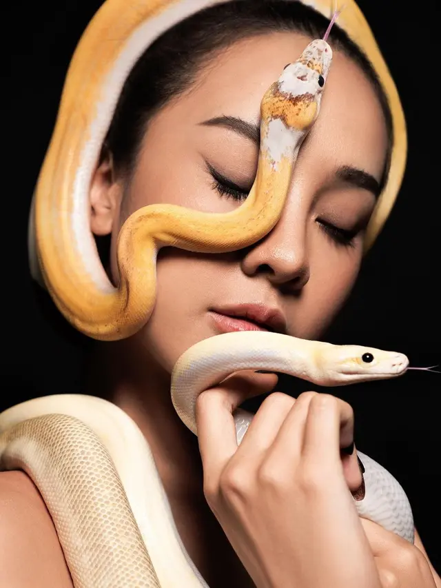 6 Gaya Anya Geraldine Lakukan Pemotretan dengan Ular, Curi Perhatian