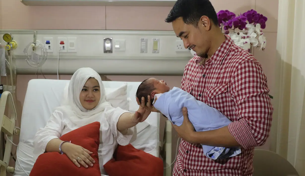 "Setelah saya di Jakarta, saya telepon dan ternyata belum melahirkan, masih pembukaan tiga. Sampai rumah sakit dampingi istri, 12 atau 15 menit kemudian melahirkan," kata Zumi Zola saat jumpa pers Kamis (23/6). (Adrian Putra/Bintang.com)