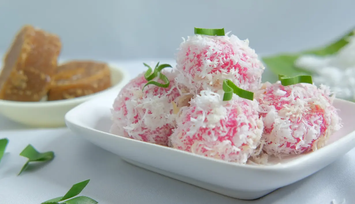 Klepon bisa terbuat daru tepung ketan, tepung kanji atau ubi, tergantung selera. Tapi biasanya agar lebih kenyal, digunakan tepung kanji sebagai campuran. Kue klepon lebih nikmat dikonsumsi dengan baluran kelapa parut dengan isian gula merah. (Shutterstock.com/ghaya)