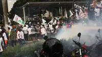 Demo di depan gedung KPK berlangsung ricuh. Akibatnya, arus lalu lintas di Jalan Rasuna Said, Kuningan, Jakarta Selatan lumpuh. (Istimewa)