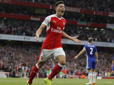 Pemain Arsenal, Mesut Ozil dikabarkan tengah diincar dua klub raksasa Eropa yakni Manchester United dan Barcelona. Daily Mail menyebut Ozil lebih memilih Setan Merah jika terjadi kesepakatan pada bursa transfer Januari 2018. (AFP/IKIMAGES/Ian Kington)