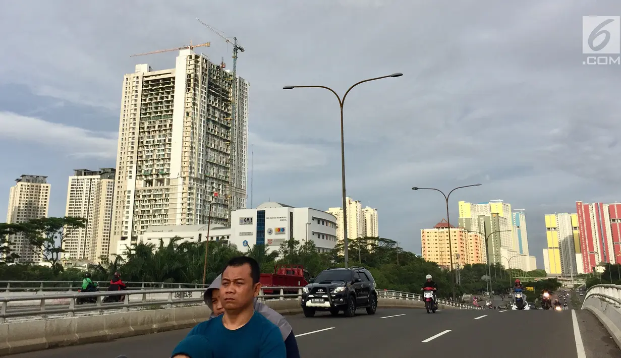 Gedung apartemen berjajar di kawasan Kemayoran, Jakarta, Jumat (19/1). Konsultan properti Savills Indonesia memperkirakan pasokan apartemen baru di Jakarta akan bertambah 70.000 unit dalam rentang tahun 2018-2021. (Liputan6.com/Immanuel Antonius)