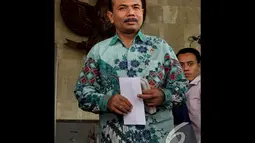 Menteri PPN/Kepala Bappenas, Andrinof Chaniago berjalan keluar usai laporkan harta kekayaan pada KPK, Jakarta, Kamis (4/12/2014). (Liputan6.com/Miftahul Hayat)