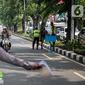 Polisi Lalu lintas memberhentikan pengendara sepeda motor saat Operasi Patuh Jaya 2020 di Jalan Letjen Suprapto, Jakarta, Kamis (23/7/2020). Ditlantas Polda Metro Jaya menggelar Operasi Patuh Jaya 2020 hingga 5 Agustus untuk menertibkan masyarakat dalam berlalu lintas. (Liputan6.com/Faizal Fanani)
