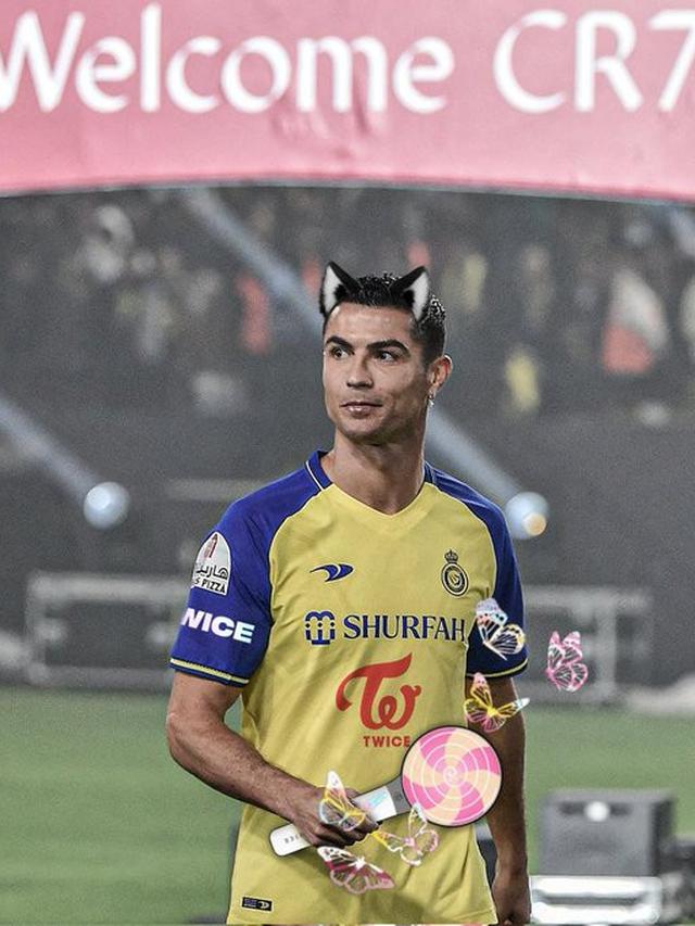 7 Editan Foto Ronaldo yang Pakai Jersey Al Nassr FC Ini Kocak Banget