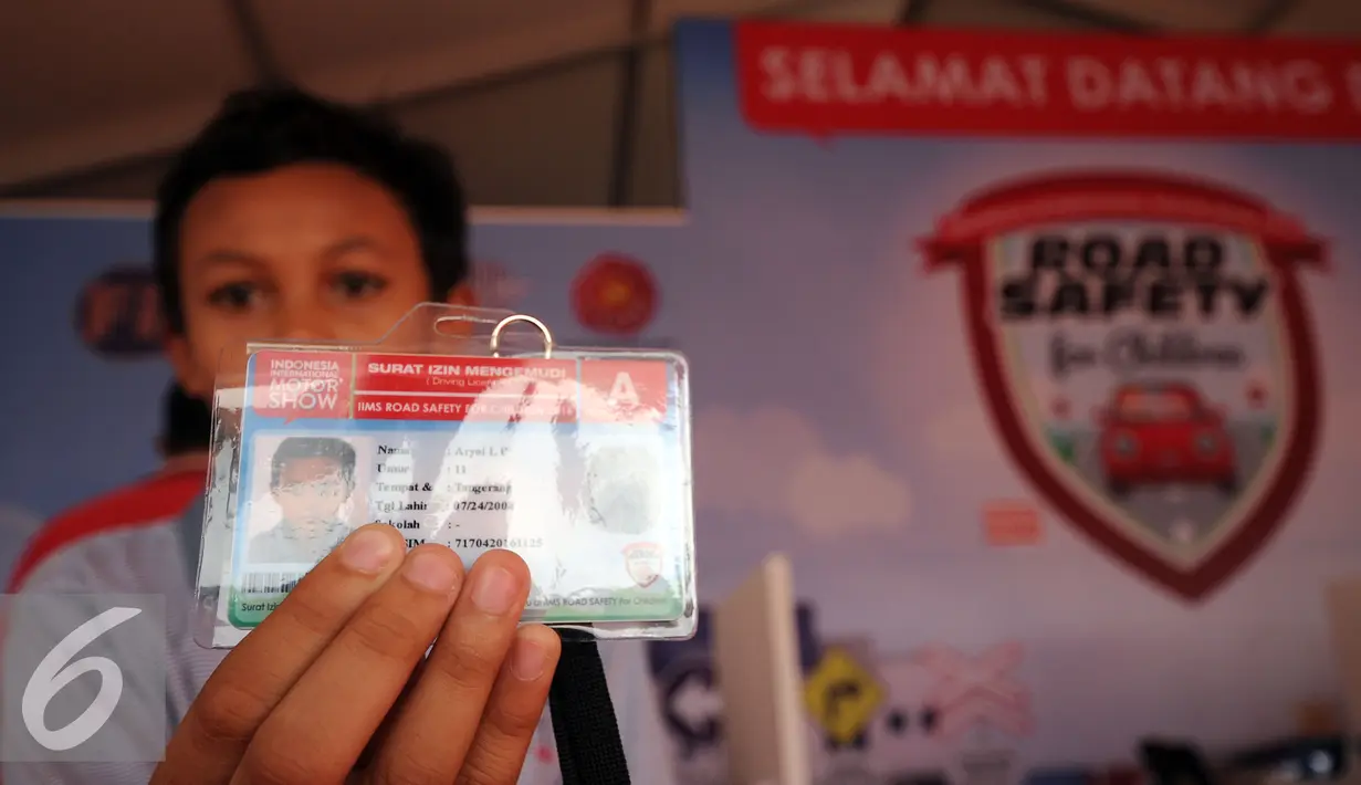 Seorang anak menunjukkan SIM usai mengikuti Road Safety for Children di JIEXPO Kemayoran, Jakarta, Selasa (12/4). Road Safety for Children untuk mengedukasi anak anak tentang keselamatan berkendaraan. (Liputan6.com/Helmi Fithriansyah)