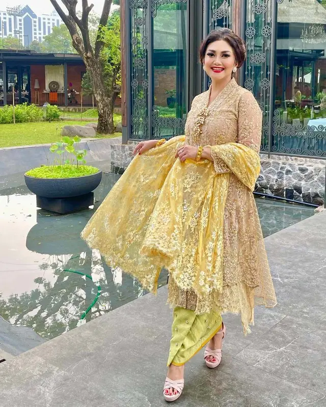 Awet muda di usia lebih setengah abad, 10 transformasi Bella Saphira dari masa remaja