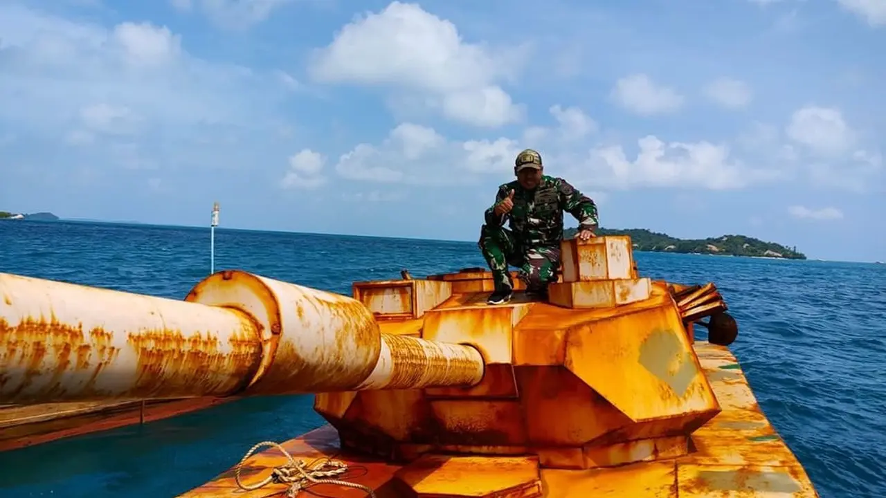 Benda mirip tank ditemukan di Perairan Natuna, Kepulauan Riau, Selasa (28/12/2021)