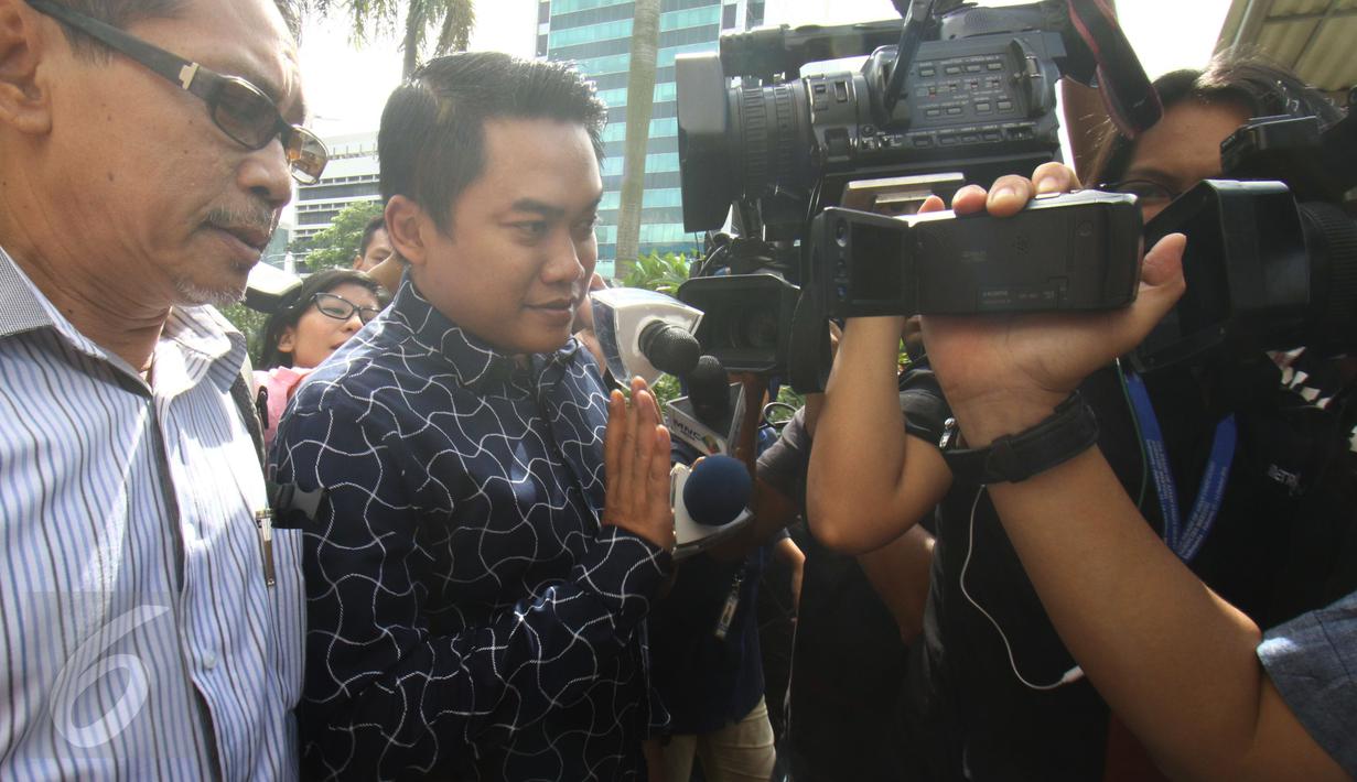 Andy Purnomo usai diperiksa KPK, Jakarta, Rabu (25/1). Andy yang juga Ketua Komisi IV DPRD Klaten itu merupakan Fraksi dari Partai Demokrasi Indonesia Perjuangan (PDIP). (Liputan6.com/Helmi Afandi)
