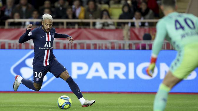 Penyerang PSG, Neymar, menggiring bola saat bertanding melawan AS Monaco pada pertandingan lanjutan Liga Prancis di Stadion Louis II, Monaco (15/1/2020). PSG menang telak atas Monaco 4-1. (AP Photo/Daniel Cole)