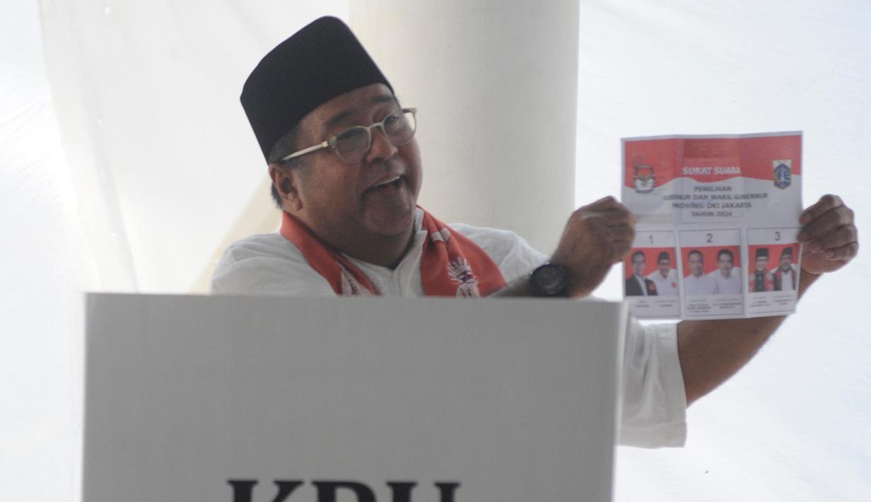 Saat menggunakan hak politiknya, Rano Karno ditemani istrinya. (merdeka.com/Arie Basuki)