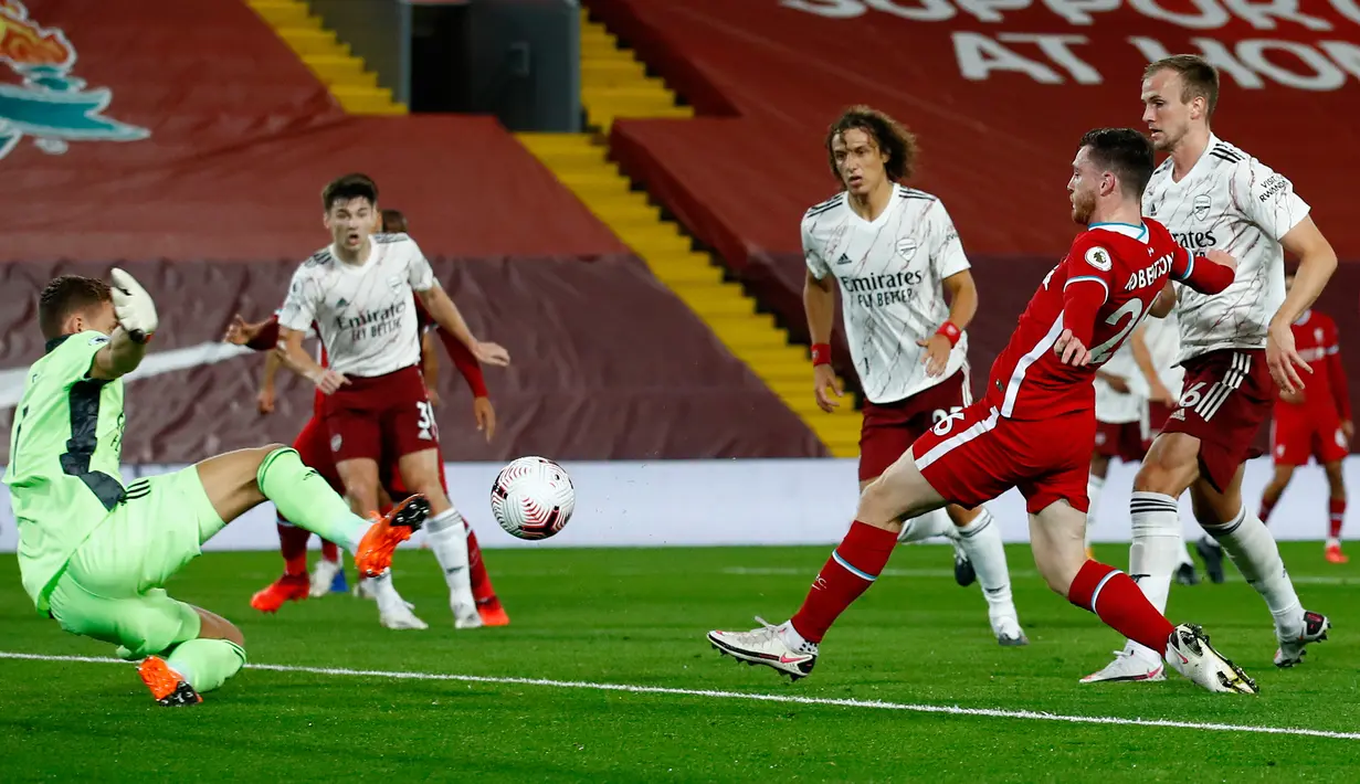 Bek Liverpool, Andrew Robertson (kedua kanan) mencetak gol kedua untuk timnya ke gawang Arsenal pada pekan ketiga Liga Inggris di Anfield, Selasa dinihari WIB (29/9/2020). Tertinggal lebih dulu, Liverpool mampu membungkam Arsenal dengan skor 3-1. (Jason Cairnduff/Pool via AP)
