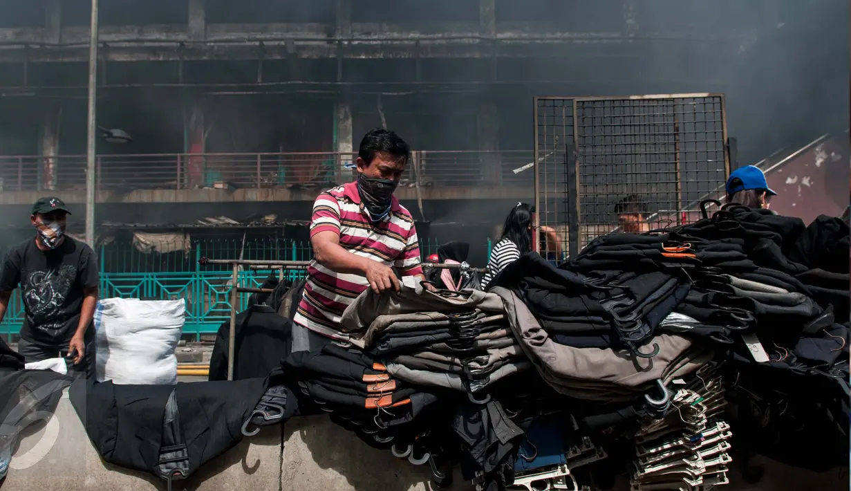 Sejumlah pakaian yang berhasil diselamatkan saat kebakaran melanda Pasar Senen, Jakarta, Jumat (20/1). Ahok akan memastikan semua gedung baru punya sistem pemadam kebakaran yang baik. (Liputan6.com/Gempur M Surya)