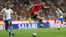 Gelandang Portugal, Bernardo Silva berusaha mengontrol bola saat bertanding melawan Italia pada pertandingan UEFA Nations League di Stadion Luz, Lisbon, Portugal, (11/9). Portugal tipis 1-0 atas Italia. (AP Photo/Armando Franca)