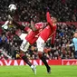 Aksi pemain Manchester United, Casemiro (kanan) dan Aaron Wan-Bissaka, pada laga kontra Burnley pada babak keempat Carabao Cup 2022/2023 di Stadion Old Trafford, Kamis (22/12/2022) dini hari WIB. (AFP/Oli Scarff)