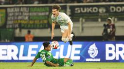 Pemain PSIM Yogyakarta, Cofre Deri Antony dilanggar keras oleh Toni Firmansyah pada pertandingan pembuka BRI Super League 2025/2026 di Stadion Gelora Bung Tomo, Jumat (08/08/2025) malam WIB. (Bola.com/Abdul Aziz)