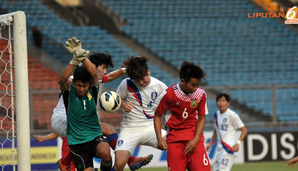 Penjaga Gawang Laos, Bounpaseuth Niphavong (nomor 1) harus berjuang keras menahan gempuran serangan pemain Korea Selatan (Liputan6/ Helmi Fithriansyah)