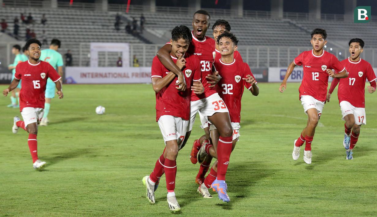 Pemain Timnas Indonesia, Figo Dennis dan rekannya merayakan gol penyeimbang melalui tendangan penalti pada laga persahabatan melawan Timnas China U-20 di Stadion Madya, Senayan, Jakarta, Jumat (22/03/2024). (Bola.com/Abdul Aziz)