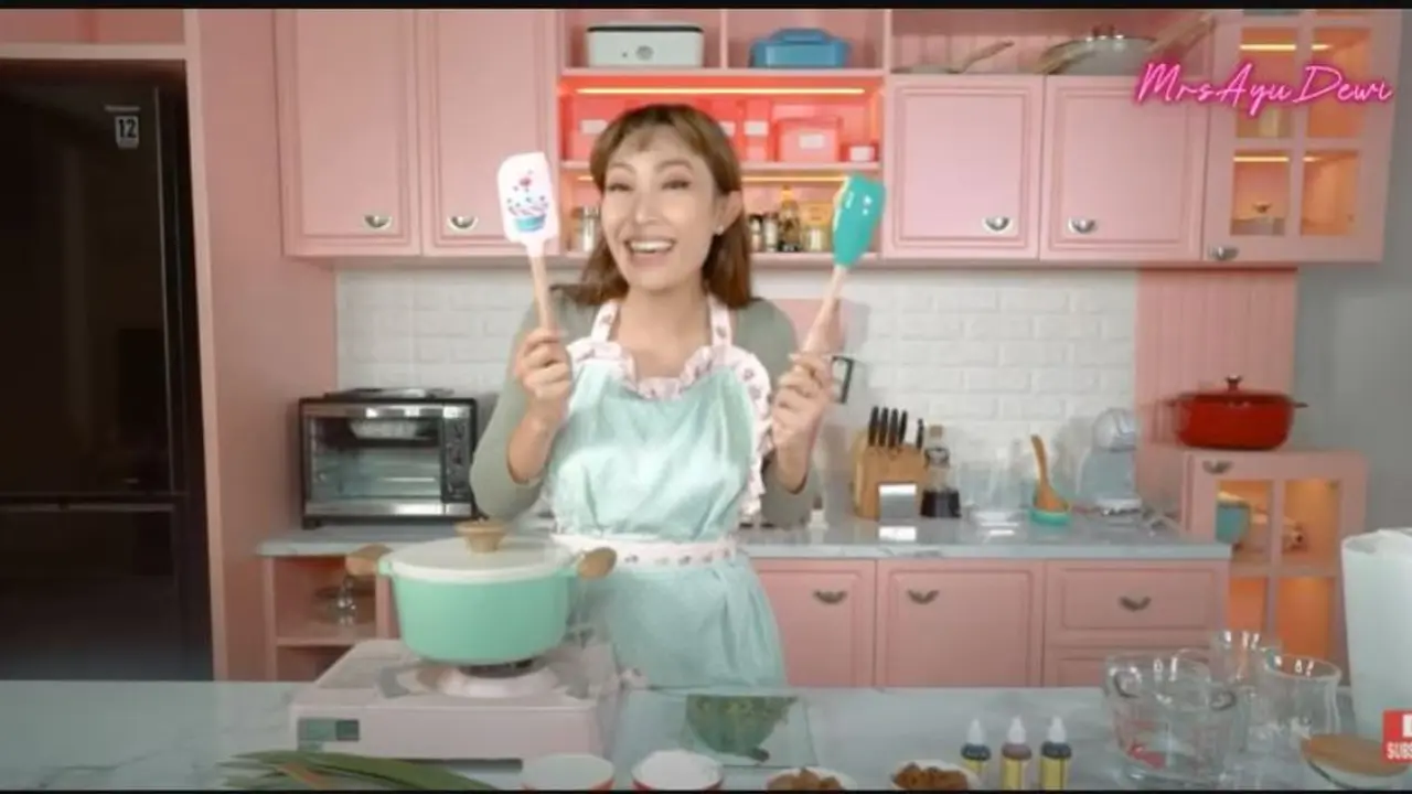 Menengok Desain Baru Dapur di Rumah Ayu Dewi, Serba Pink dan Pastel
