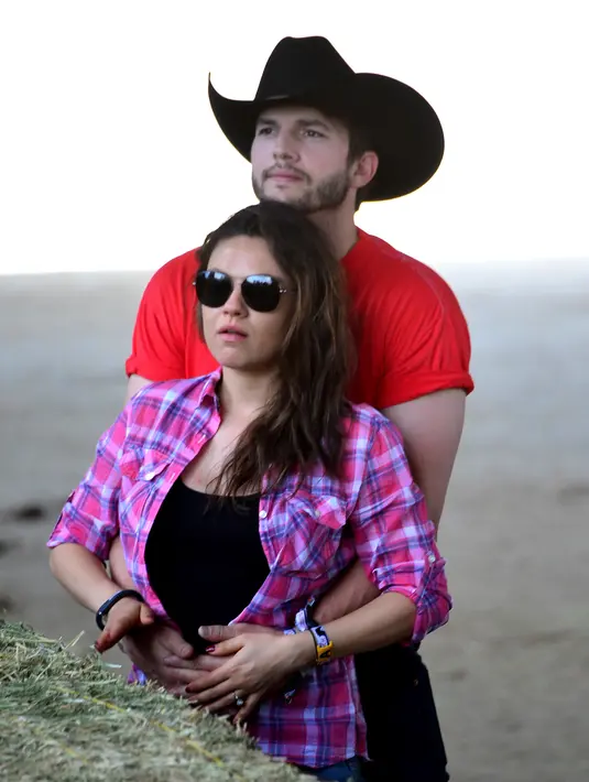 Sejak lama, Mila dan Ashton memang sangat mengharapkan memiliki bayi laki-laki, mengingat anak pertama mereka berjenis kelamin perempuan. Harapan itu sepertinya itu akan terwujud, dikabarkan keduanya memang akan memiliki bayi laki-laki. (AFP/Bintang.com)