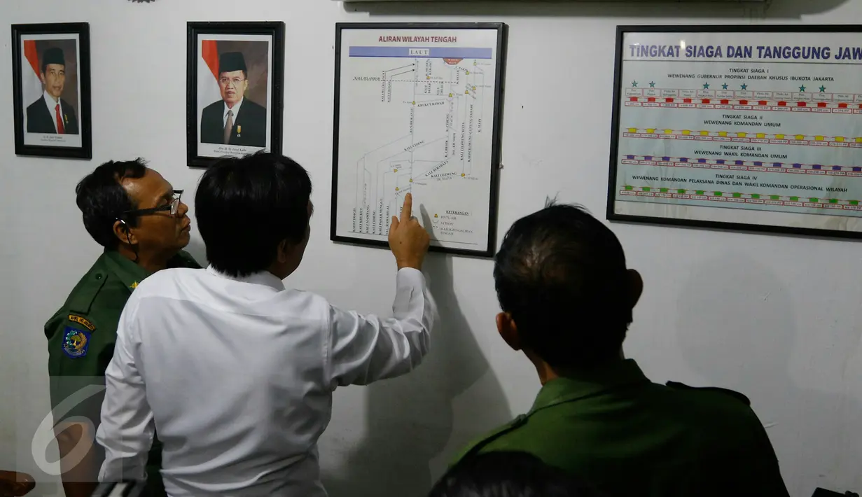 Wagub DKI Jakarta, Djarot melihat peta aliran Kali Ciliwung, Jakarta, Senin (16/11/2015). Pemprov DKI akan memasang jaring sampah pada beberapa titik agar tidak menumpuk di pintu air Manggarai. (Liputan6.com/Yoppy Renato)