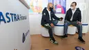 (ki-ka) VP Marketing AstraPay Amar Ibrahim dan Chief Operating Officer Ricky Gunawan berbincang di booth AstraPay pameran GIIAS, ICE BSD City, Tangerang, Senin (15/11/2021). AstraPay dapat digunakan untuk transaksi tiket transportasi MRT, PAM hingga pembayaran PBB. (Liputan6.com/Fery Pradolo)