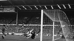 Johan Cruyff striker klub Ajax beraksi di laga final melawan Panathinaikos,di Stadiont Wembley pada tanggal 2 Juni 1971. (AP/File)