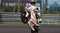 Pebalap tim Aspar Mahindra, Francesco Bagnaia, menjuarai balapan Moto3 Malaysia yang penuh drama di Sirkuit Internasional Sepang, Minggu (30/10/2016). (Crash)