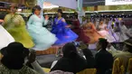 Model perempuan Aymara mengenakan kreasi desainer lokal pada peragaan busana Cholita di El Alto, Bolivia, Rabu (18/5/2022). Memodelkan selimut warna-warni, topi bowler, rok dan perhiasan, di antara busana lainnya, para model yang merupakan penduduk asli tersebut berjalan di atas catwalk untuk mendongkrak perekonomian puluhan perajin dan desainer yang terkena dampak lebih dari dua tahun pembatasan COVID-19. (AP Photo/Juan Karita)
