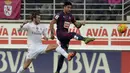 Pemain Real Madrid, Gareth Bale, berebut bola dengan pemain Eibar, Mauro Dos Santos, pada laga Liga Spanyol di Estadio Municipal de Ipurua, Spanyol, Minggu (29/11/2015). (Reuters/Vincent West) 