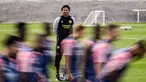 Pelatih kepala baru Lyon yang berasal dari Italia, Fabio Grosso, memimpin sesi latihan pertamanya bersama para pemain Olympique Lyonnais di Decines-Charpieu, Prancis timur, Senin (18/9/2023). (JEFF PACHOUD / AFP)