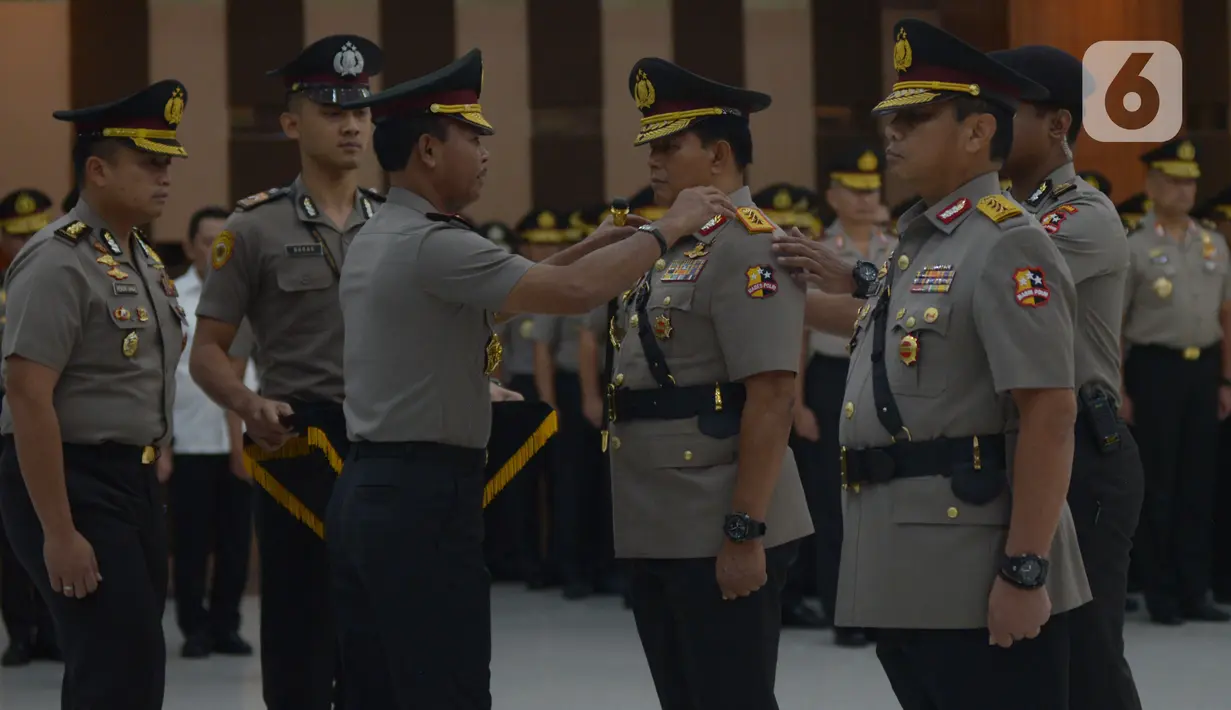 Kapolri Jenderal Polisi Idham Azis melepas tanda jabatan kepada pejabat lama Komjen Pol Ari Dono Sukmanto  saat sertijab Wakil Kepala Polri di Mabes Polri Jakarta, Selasa (7/1/2020). Kapolri melantik Komjen Pol Gatot Eddy Pramono sebagai Wakapolri menggantikan Ari Dono. (merdeka.com/Imam Buhori)