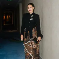 Ine Febriyanti sebagai Roemaisa tampil dengan kebaya janggan hitam dengan bros burung berukuran besar, dipadukan bawahan kain batik coklat. Dan sepatu boots hitamnya. [@hagaipakan]
