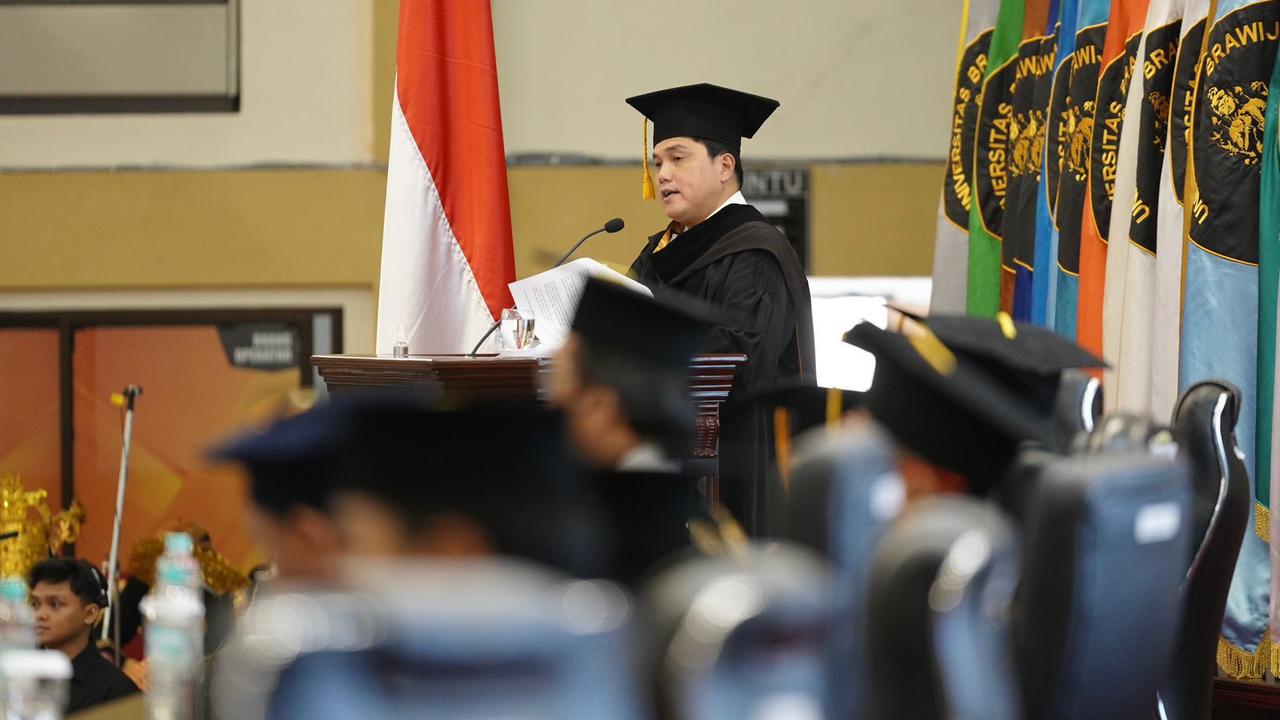 Menteri BUMN Erick Thohir  dalam menerima penganugerahan Doktor Honoris Causa bidang Manajemen Strategis pada Fakultas Ekonomi dan Bisnis (FEB), Universitas Brawijaya.