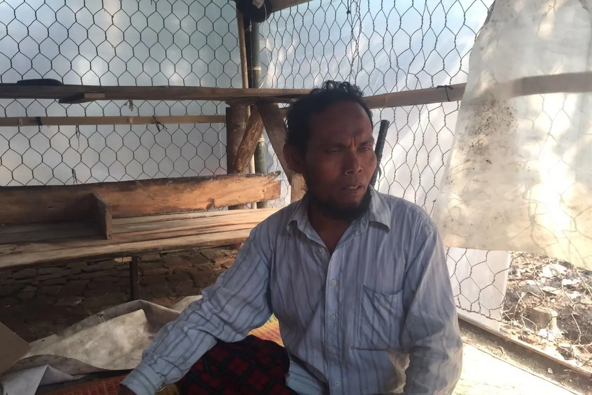 Sarbini tinggal di rumah bekas kandang kambing di Serang