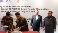 Menteri Pembangunan Desa Tertinggal, Eko Sandjojo bersama Menteri PPN/Bappenas Bambang Brodjonegoro menyaksikan Nota Kesepahaman dengan berbagai mitra strategis di Jakarta, Kamis (27/4). (Liputan6.com/Johan Tallo)