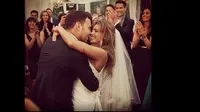 Saat Scooter Braun dan Yael Cohen berjalan menuju altar pernikahan, Justin Bieber menyanyi "All You Need Is Love."