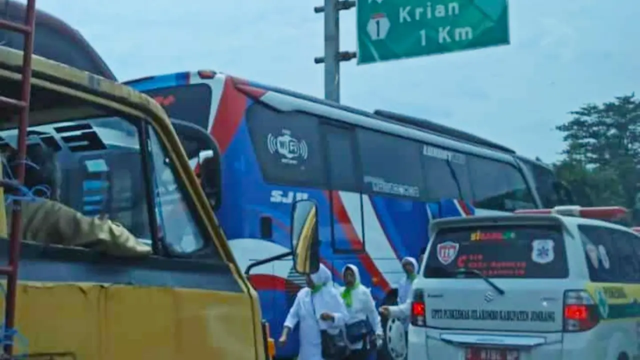Kemacetan di jalaur tol Sidoarjo dampak harlah 1 abad NU. (Dian Kurniawan/Liputan6.com)