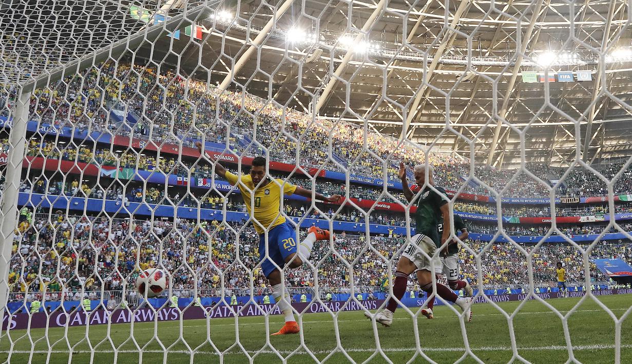Proses terjadinya gol yang dicetak striker Brasil, Roberto Firmino, ke gawang Meksiko pada babak 16 besar Piala Dunia di Samara Arena, Samara, Senin (2/6/2018). Brasil menang 2-0 atas Meksiko. (AP/Frank Augstein)