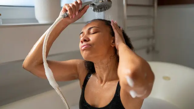 Seorang perempuan sedang keramas (Foto Dok: Freepik/freepik)