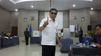 Setya Novanto berjalan bersama istri menuju TPS 9 Melawai (Liputan6.com/Lisza Egeham)