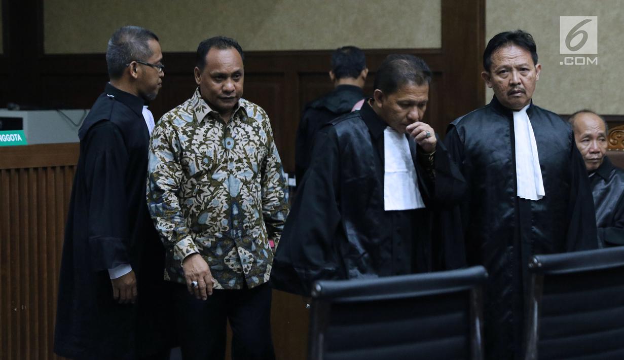 Ketua DPRD Kepulauan Sula Periode 2009-2014, Zainal Mus (kedua kiri) bersiap menjalani sidang perdana di Pengadilan Tipikor, Jakarta, Kamis (22/11). Sidang mendengarkan pembacaan dakwaan dari JPU KPK. (Liputan6.com/Helmi Fithriansyah)