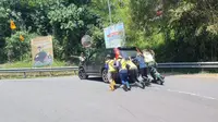 Mobil pemudik atau wisatawan saat mogok tak kuat menanjak di Jalan Alternatif Cikidang-Pelabuhanratu (Liputan6.com/Fira Syahrin).
