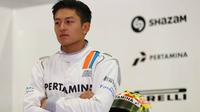 Rio Haryanto saat menunggu giliran berlaga pada Formula 1 2016 di Sirkuit Catalunya, Barcelona. (Bola.com/Rio Haryanto Media)