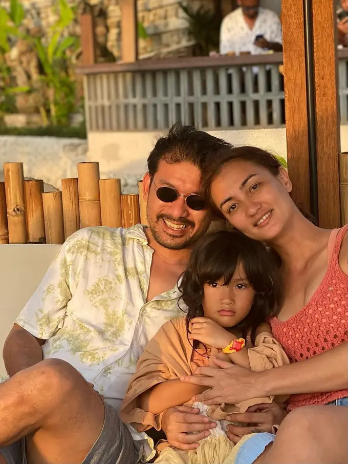 [Fimela] Salma anak Rio Dewanto - Atiqah Hasiholan