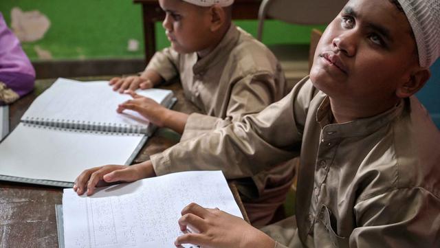 Antusiasme Siswa Berkebutuhan Khusus Netra Pelajari Al Quran Braille di Bulan Ramadan