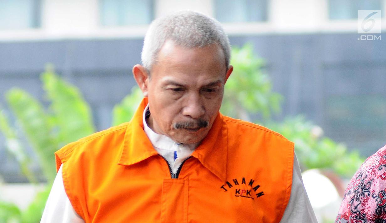 Bupati Batubara nonaktif OK Arya Zulkarnaen tertunduk saat tiba di Gedung KPK, Jakarta, Senin (2/10). OK Arya Zulkarnaen menjalani pemeriksaan perdana pasca ditahan terkait dugaan suap pembangunan infrastruktur TA 2017 . (Liputan6.com/Helmi Fithriansyah)