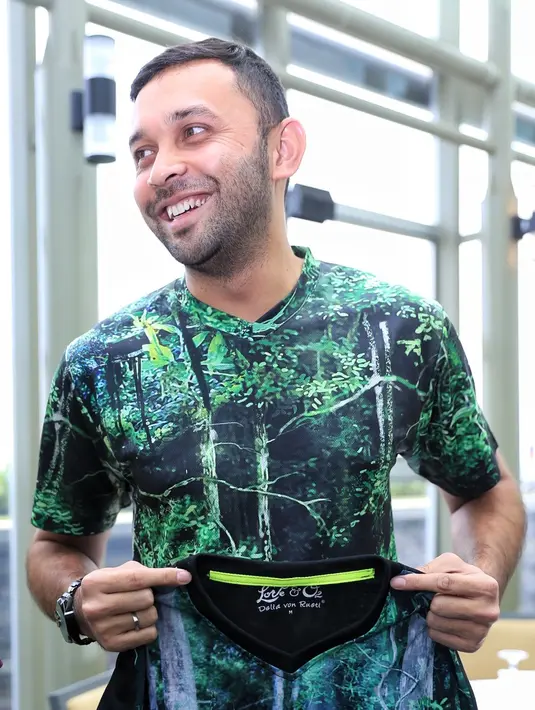 "Saya nggak biasakan mereka untuk mainan games di gadget karena saya pengen mereka interaksi dengan mainan bersama orang tuanya dan teman-teman," ujar Teuku Zacky saat ditemui di kawasan Thamrin, Jakarta Pusat, Rabu (23/11).  (Adrian Putra/Bintang.com)