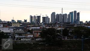Permukiman kumuh diantara gedung pencakar langit di kawasan Petamburan, Jakarta, (11/7). Pertumbuhan ekonomi yang signifikan dalam beberapa tahun terakhir, namum masih banyak ketimpangan yang terjadi. (Liputan6.com/Faizal Fanani)