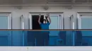 Aktivitas salah seorang penumpang kapal pesiar Diamond Princess yang dikarantina di sebuah pelabuhan di Yokohama, Jepang, Rabu (19/2/2020). Hingga saat ini, empat dari 78 WNI di kapal pesiar Diamond Princess dinyatakan positif terinfeksi virus corona (COVID-19). (AP Photo/Jae C. Hong)